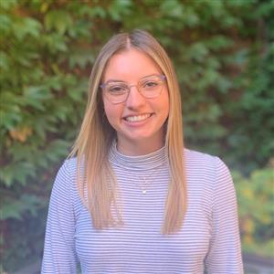 Anna Raschke headshot